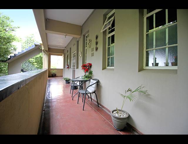 2 BEDROOM APARTMENT FOR SALE IN HOUGHTON ESTATE